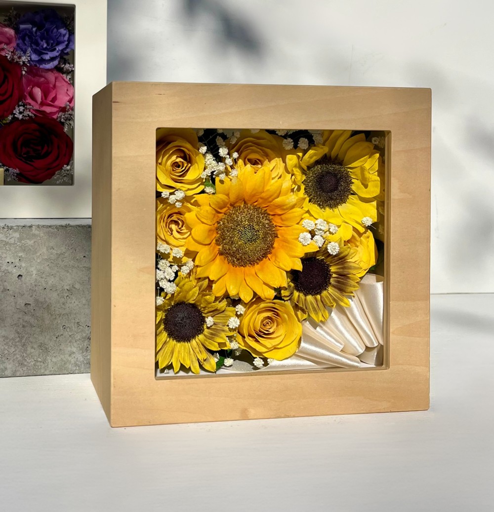 ひまわりの花束を木製ボックスで立体保存した作品