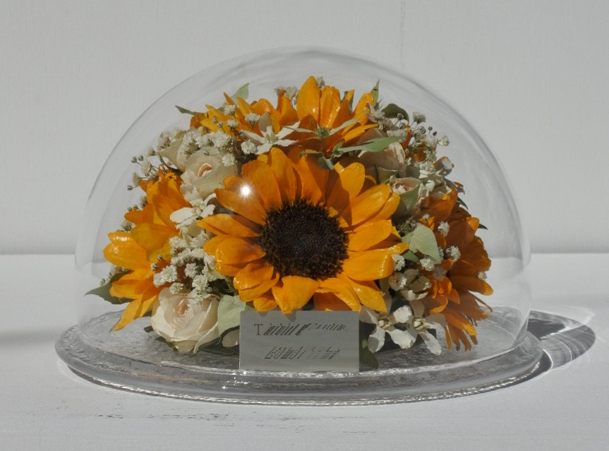ひまわりの花束をドライ加工でガラスドームに保存した作品
