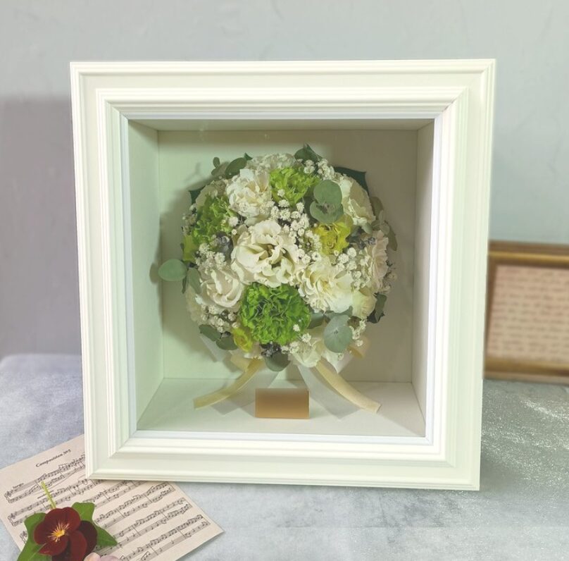白とグリーンのウェディングブーケを立体保存したナチュラルフレーム作品
