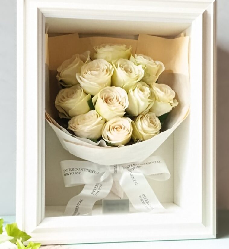 プロポーズで贈られた白バラの花束を、立体感を残したままフレーム保存加工。ホワイトローズの美しさとラッピングもそのまま残したアフターブーケ作品例です。