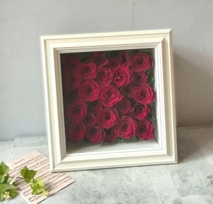 プロポーズで贈られた赤バラの花束を敷き詰めデザインで保存したラナチュールドライ加工作品