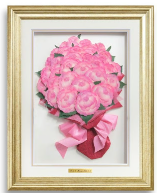 大切なピンクの花束を立体押し花加工で美しく保存した制作事例です。花束の形やリボンを活かし、Antique Mフレームで上品なアート作品に仕上げました。