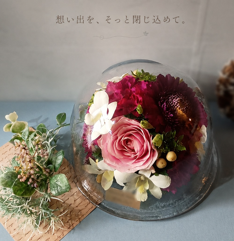 ピンクのバラと赤や白の花を立体的にドライ加工してガラスドームに保存した作品
