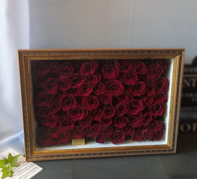 プロポーズでもらった赤いバラの花束をゴールドフレームに敷き詰めたドライ加工の花束保存作品
